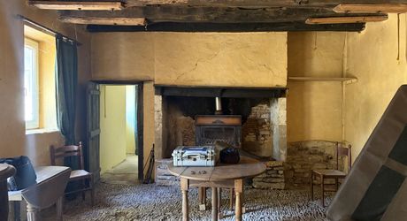 Maison de caractère à rénover avec un beau jardin. À saisir!