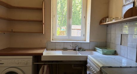 Maison de caractère à rénover avec un beau jardin. À saisir!