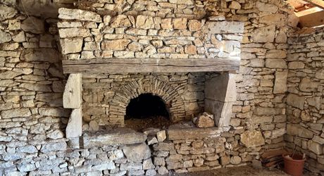 Maison de caractère à rénover avec un beau jardin. À saisir!
