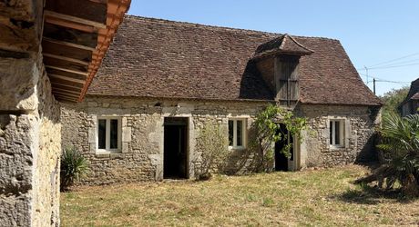 Maison de caractère à rénover avec un beau jardin. À saisir!