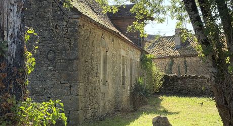 Maison de caractère à rénover avec un beau jardin. À saisir!