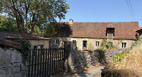 Maison de caractère à rénover avec un beau jardin. À saisir!