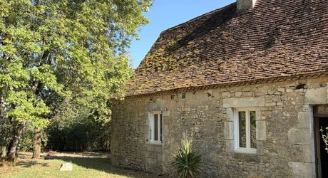 Maison de caractère à rénover avec un beau jardin. À saisir!