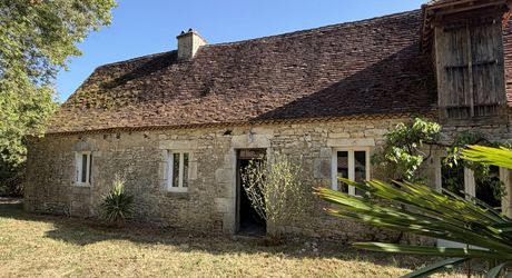 Maison de caractère à rénover avec un beau jardin. À saisir!