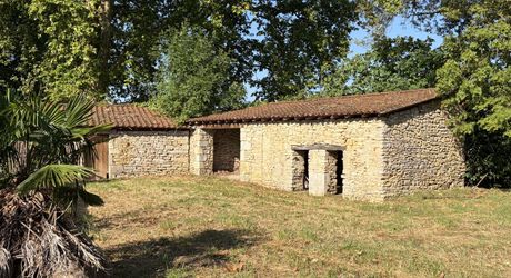 Maison de caractère à rénover avec un beau jardin. À saisir!