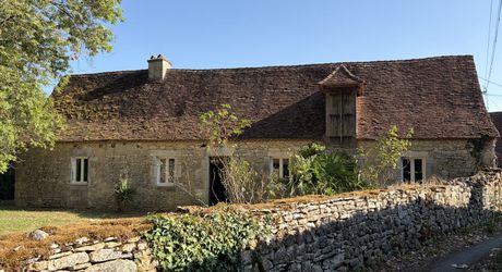 Maison de caractère à rénover avec un beau jardin. À saisir!