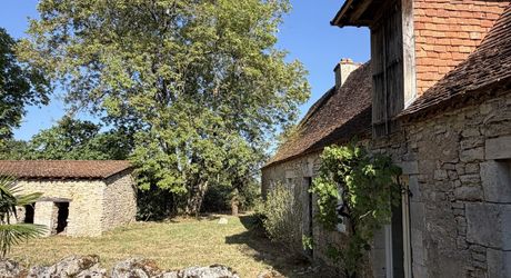 Maison de caractère à rénover avec un beau jardin. À saisir!