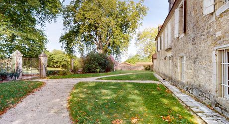 Domaine d’environ 40 hectares en Périgord Noir composé du Manoir, d’une métairie et d’importantes dépendances.