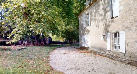 Domaine d’environ 40 hectares en Périgord Noir composé du Manoir, d’une métairie et d’importantes dépendances.