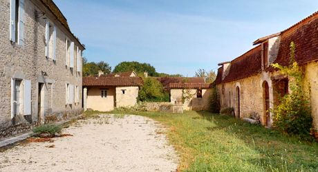 Domaine d’environ 40 hectares en Périgord Noir composé du Manoir, d’une métairie et d’importantes dépendances.