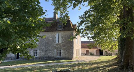 Domaine d’environ 40 hectares en Périgord Noir composé du Manoir, d’une métairie et d’importantes dépendances.