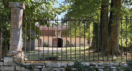 Domaine d’environ 40 hectares en Périgord Noir composé du Manoir, d’une métairie et d’importantes dépendances.