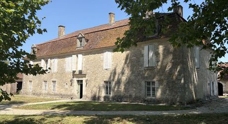 Domaine d’environ 40 hectares en Périgord Noir composé du Manoir, d’une métairie et d’importantes dépendances.