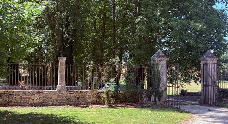 Domaine d’environ 40 hectares en Périgord Noir composé du Manoir, d’une métairie et d’importantes dépendances.