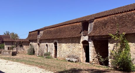 Domaine d’environ 40 hectares en Périgord Noir composé du Manoir, d’une métairie et d’importantes dépendances.