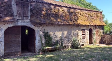 Domaine d’environ 40 hectares en Périgord Noir composé du Manoir, d’une métairie et d’importantes dépendances.