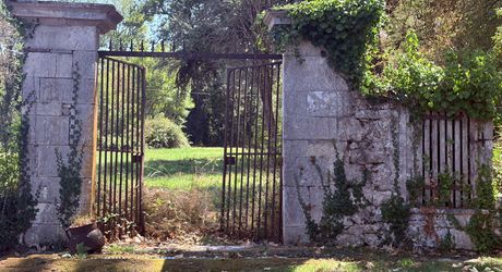 Domaine d’environ 40 hectares en Périgord Noir composé du Manoir, d’une métairie et d’importantes dépendances.
