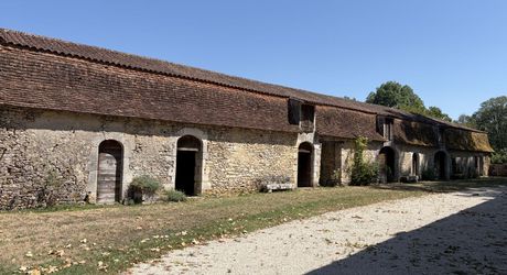 Domaine d’environ 40 hectares en Périgord Noir composé du Manoir, d’une métairie et d’importantes dépendances.