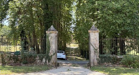 Domaine d’environ 40 hectares en Périgord Noir composé du Manoir, d’une métairie et d’importantes dépendances.