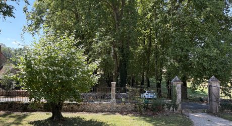 Domaine d’environ 40 hectares en Périgord Noir composé du Manoir, d’une métairie et d’importantes dépendances.