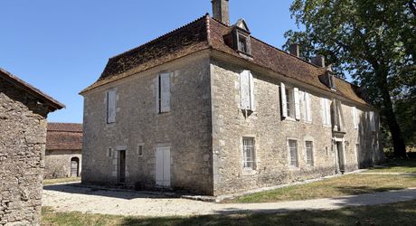 Domaine d’environ 40 hectares en Périgord Noir composé du Manoir, d’une métairie et d’importantes dépendances.