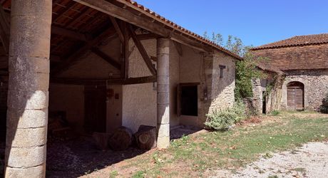Domaine d’environ 40 hectares en Périgord Noir composé du Manoir, d’une métairie et d’importantes dépendances.