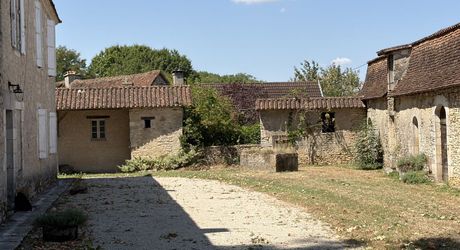 Domaine d’environ 40 hectares en Périgord Noir composé du Manoir, d’une métairie et d’importantes dépendances.