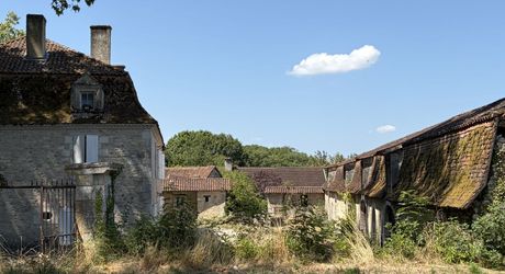 Domaine d’environ 40 hectares en Périgord Noir composé du Manoir, d’une métairie et d’importantes dépendances.