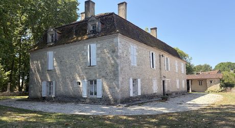 Domaine d’environ 40 hectares en Périgord Noir composé du Manoir, d’une métairie et d’importantes dépendances.
