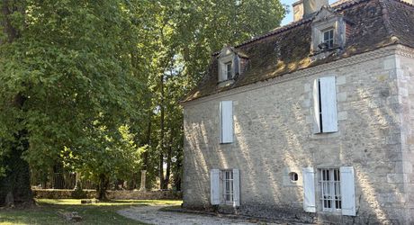 Domaine d’environ 40 hectares en Périgord Noir composé du Manoir, d’une métairie et d’importantes dépendances.