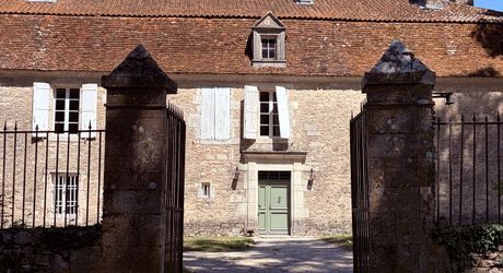 Domaine d’environ 40 hectares en Périgord Noir composé du Manoir, d’une métairie et d’importantes dépendances.