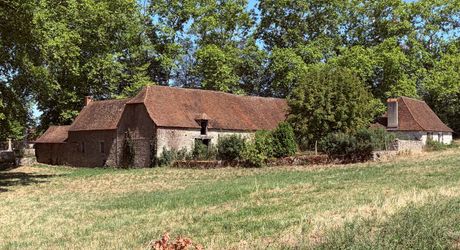 Domaine d’environ 40 hectares en Périgord Noir composé du Manoir, d’une métairie et d’importantes dépendances.
