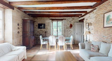 Domaine d’environ 40 hectares en Périgord Noir composé du Manoir, d’une métairie et d’importantes dépendances.