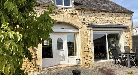 En Périgord Noir, dans la région de Salignac, ancienne grange entièrement rénovée avec gîte et terrain.