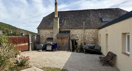 En Périgord Noir, dans la région de Salignac, ancienne grange entièrement rénovée avec gîte et terrain.