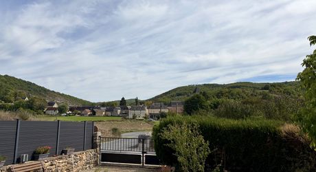 En Périgord Noir, dans la région de Salignac, ancienne grange entièrement rénovée avec gîte et terrain.