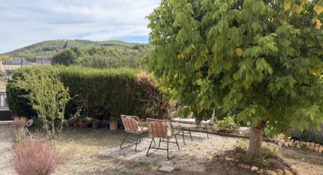 En Périgord Noir, dans la région de Salignac, ancienne grange entièrement rénovée avec gîte et terrain.