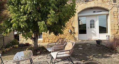 En Périgord Noir, dans la région de Salignac, ancienne grange entièrement rénovée avec gîte et terrain.