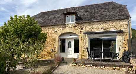 En Périgord Noir, dans la région de Salignac, ancienne grange entièrement rénovée avec gîte et terrain.