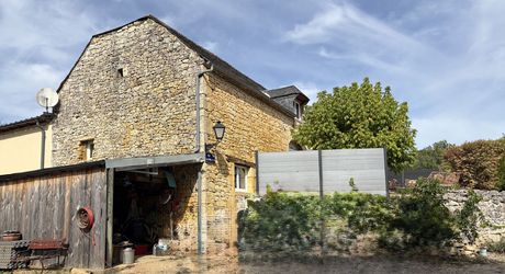 En Périgord Noir, dans la région de Salignac, ancienne grange entièrement rénovée avec gîte et terrain.