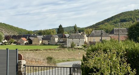 En Périgord Noir, dans la région de Salignac, ancienne grange entièrement rénovée avec gîte et terrain.