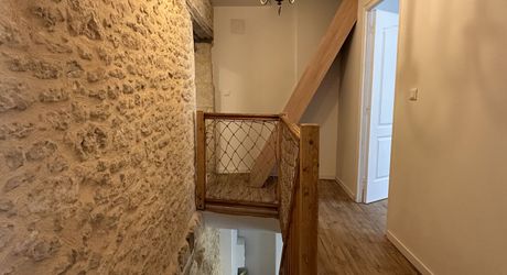 En Périgord Noir, au cœur de Montignac, maison ancienne entièrement rénovée avec petite terrasse couverte. 