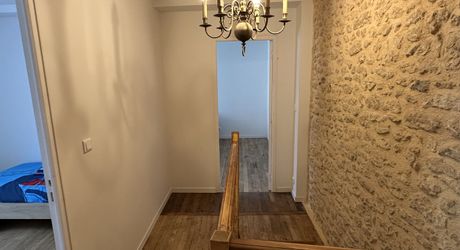 En Périgord Noir, au cœur de Montignac, maison ancienne entièrement rénovée avec petite terrasse couverte. 
