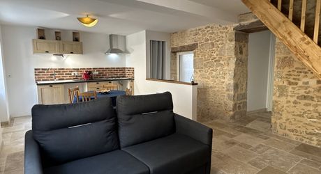 En Périgord Noir, au cœur de Montignac, maison ancienne entièrement rénovée avec petite terrasse couverte. 