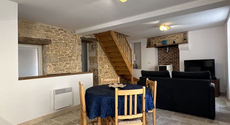En Périgord Noir, au cœur de Montignac, maison ancienne entièrement rénovée avec petite terrasse couverte. 