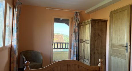 Sur les hauteurs de MONTIGNAC-LASCAUX, au calme, maison d'environ 133 m² habitables sur 1600 m² de jardin clos.