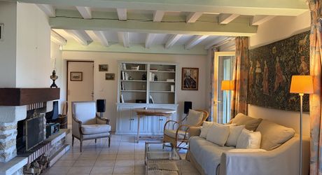 Sur les hauteurs de MONTIGNAC-LASCAUX, au calme, maison d'environ 133 m² habitables sur 1600 m² de jardin clos.