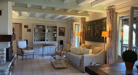 Sur les hauteurs de MONTIGNAC-LASCAUX, au calme, maison d'environ 133 m² habitables sur 1600 m² de jardin clos.