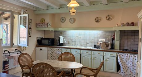 Sur les hauteurs de MONTIGNAC-LASCAUX, au calme, maison d'environ 133 m² habitables sur 1600 m² de jardin clos.
