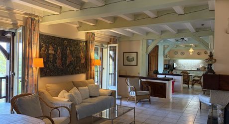 Sur les hauteurs de MONTIGNAC-LASCAUX, au calme, maison d'environ 133 m² habitables sur 1600 m² de jardin clos.